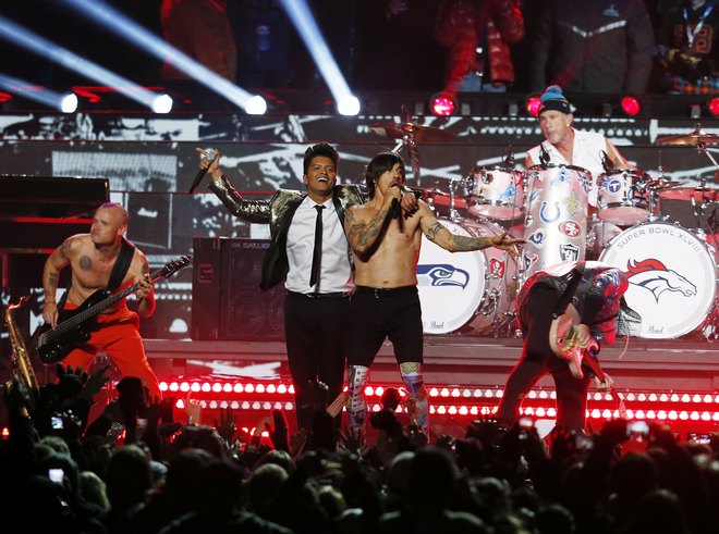 Bruno Mars feat. Red Hot Chili Peppers – Superbowl Halftime Show Tan2014-2-3_2394373_0