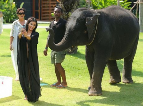 Kim Kardashian  - Page 12 Kim-Kardashian-Thailand-11-780x577