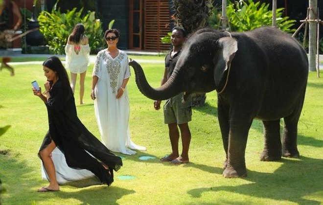 Kim Kardashian  - Page 12 Kim-Kardashian-Thailand-3-780x495