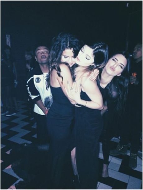 Kendall i Kylie Jenner - Page 2 Selena1