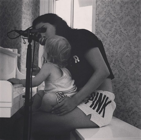 Selena Gomez - Page 30 Selena-gomez-baby-sister-gracie-photo