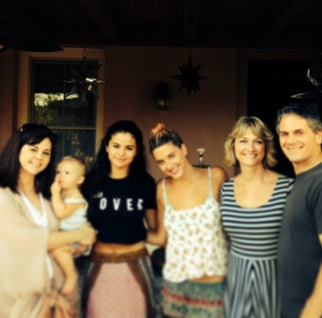 Selena Gomez - Page 30 Selena-gomez-family-photo-1