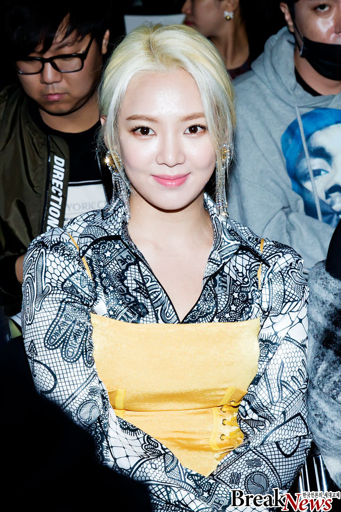 [PIC][21-10-2016]HyoYeon tham dự sự kiện ra mắt BST Xuân - Hè của thương hiệu "KYE" trong khuôn khổ "2017 S/S HERA Seoul Fashion Week" vào hôm nay  201610212850959