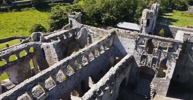 Visitez les châteaux gallois grâce à un drone Palaisstdavid-635x330