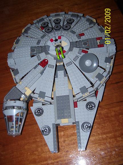 Review on retired set 4504 Millennium Falcon. 100_0917