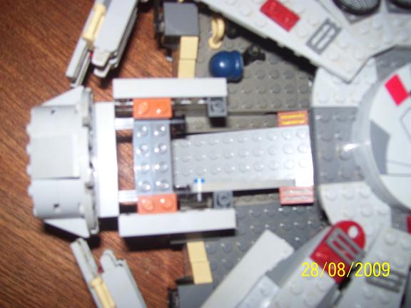 Review on retired set 4504 Millennium Falcon. 100_1134