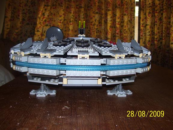 Review on retired set 4504 Millennium Falcon. 100_1143