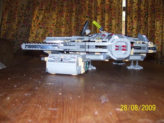 Review on retired set 4504 Millennium Falcon. 100_1144