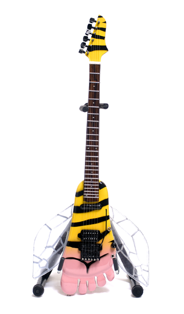 [Jeu] Le Jeu de l'image - Page 3 Bumblefoot-miniature-guitar-replica-foot-1