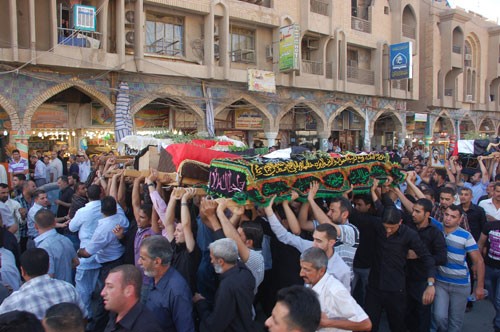 تقرير مصور عن تشييع الشهداء المغدورين بمنطقة النخيب وممثل المرجعية يؤم المصلين على جثامين الشهداء  1315935029