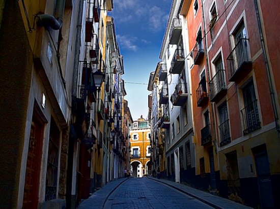 Cuenca, España, Ciudad Patrimonio de la Humanidad desde 1996. Subida-a-plaza-mayor-cuenca-550-412