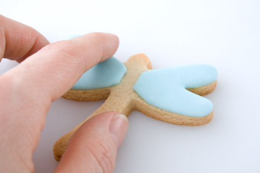 ضيافه للاطفال مميزة وجذابه How-to-decorate-a-dragonfly-cookie-4