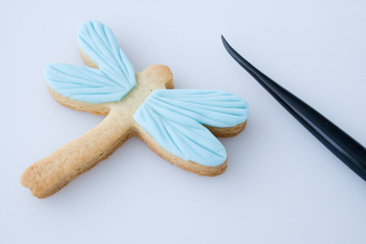 ضيافه للاطفال مميزة وجذابه How-to-decorate-a-dragonfly-cookie-5