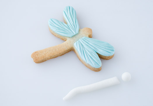 ضيافه للاطفال مميزة وجذابه How-to-decorate-a-dragonfly-cookie-7