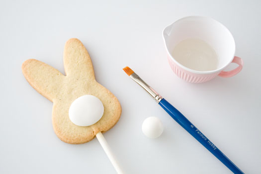 ضيافه للاطفال مميزة وجذابه How-to-make-a-bunny-cookie-lolly-1