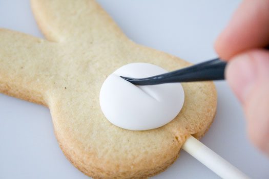 ضيافه للاطفال مميزة وجذابه How-to-make-a-bunny-cookie-lolly-2