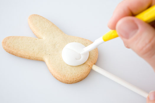 ضيافه للاطفال مميزة وجذابه How-to-make-a-bunny-cookie-lolly-3