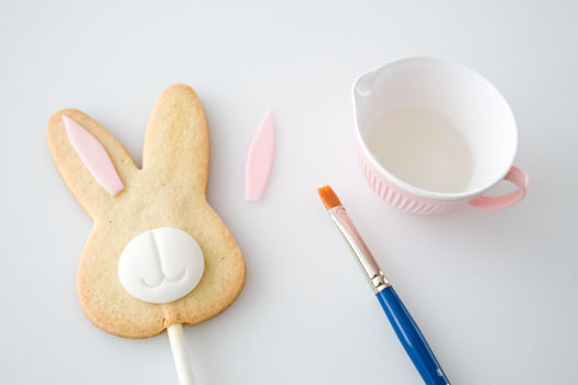 ضيافه للاطفال مميزة وجذابه How-to-make-a-bunny-cookie-lolly-4