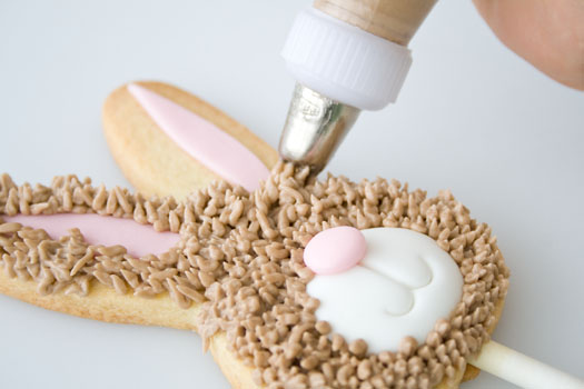 ضيافه للاطفال مميزة وجذابه How-to-make-a-bunny-cookie-lolly-6