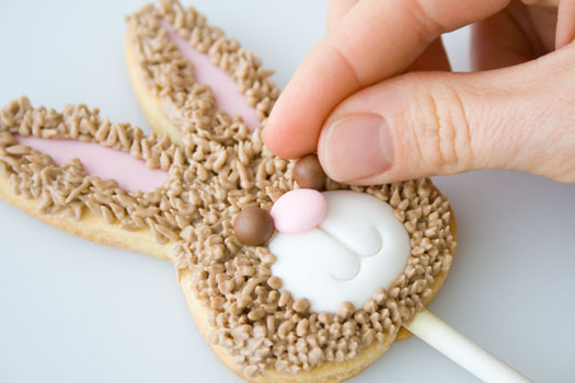 ضيافه للاطفال مميزة وجذابه How-to-make-a-bunny-cookie-lolly-7