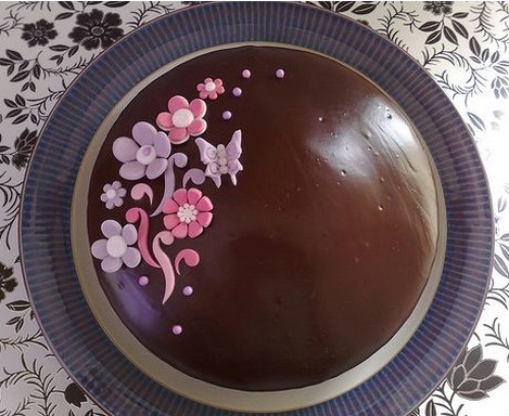 عيد ميلاد سعيد nadoosh taim  Chocolate%20anniversary%20cake%20with%20pink%20and%20purple%20flowers