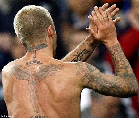 مقالة مترجمة : الرجل العادي ، وسام للكابيتانو خافيير زانيتي ! David-beckham-back-tattoos