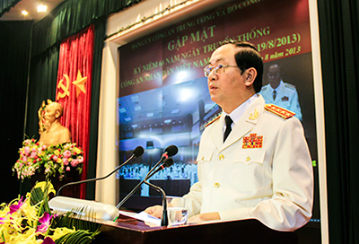 Xây dựng hình ảnh Công an nhân dân trong lòng nhân dân 15-8-2013-botruongpb-400