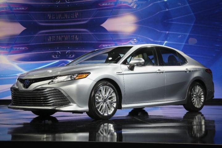 A frente do Toyota Camry 2018 não me agradou 2017-toyota-camry-hybrid-detroit-auto-show-720x480