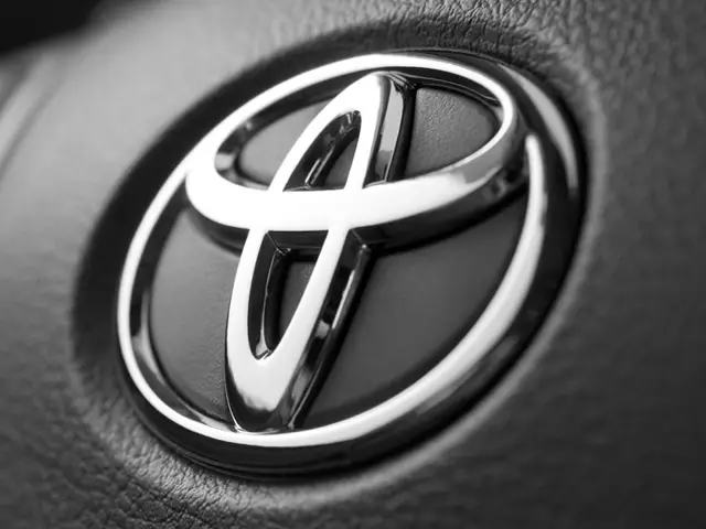 Toyota تهدف إلى جعل جميع سياراتها كهربائية بحلول العام 2025 Toyota-emblem-640x480