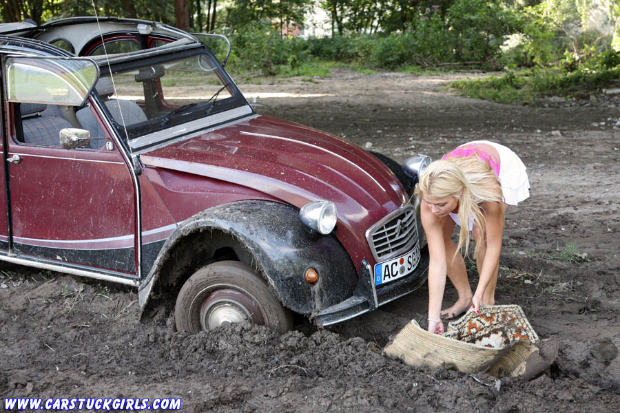 Mulheres e 4X4 - Página 3 2cv_citroen_stuck_mud_pedal_pumping_feet_015