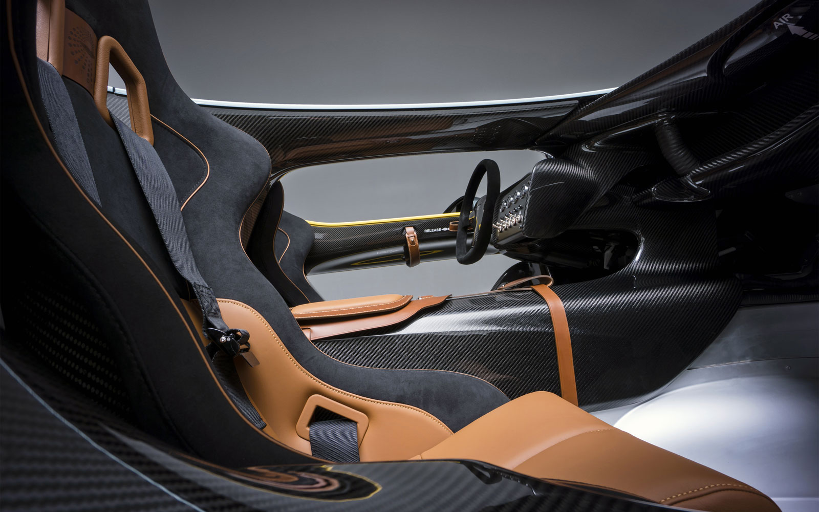 intérieur de dingue  - Page 3 2013_Aston-Martin_CC100_Speedster_Concept_24_Interior