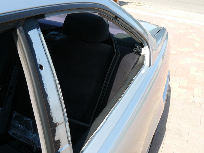 [BMW 328 i E36] Joints des vitres AR craquelés sur coupé 07082404541546761075588