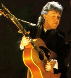 Sir James Paul McCartney - Página 4 Paul93guit