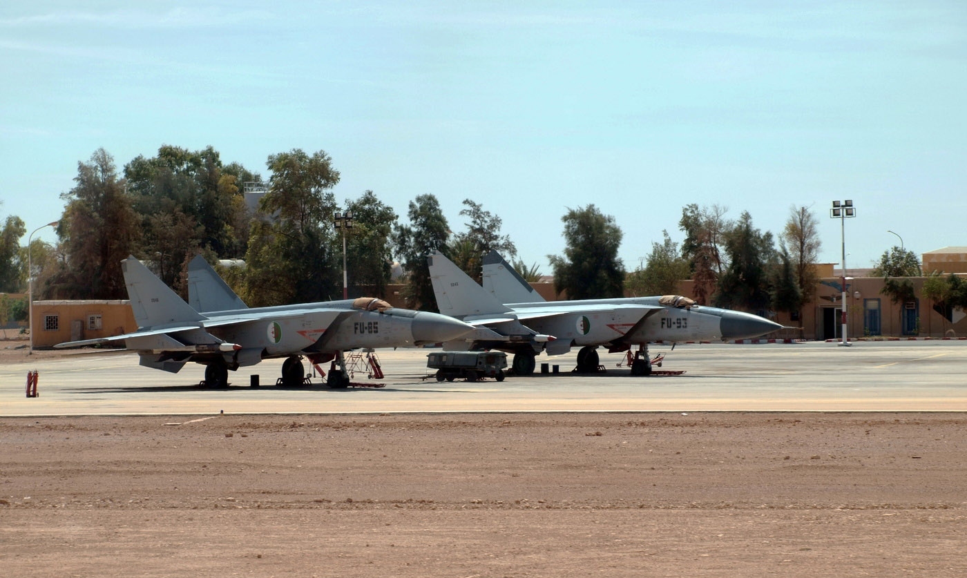 Accidentes/incidentes aéreos(Resto del mundo) - Página 11 Mig25-fu-93-algerian-air-force-tinduf-tin-daof