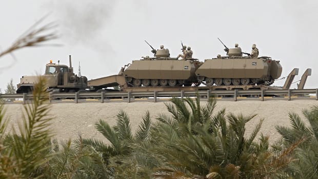 Agitación Bahrein chispas de salida de la familia de NL Li-saudi-tanks-bahrain-620-