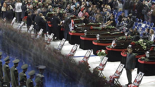 (FULL) WA Regional News Network  - Page 24 Li-russia-funeral-ap-012498