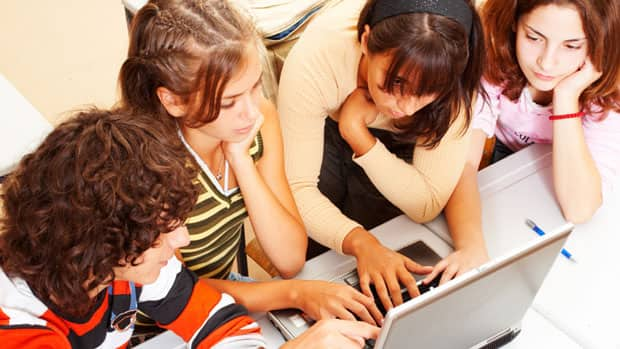 What parents can do to stop cyberbullying Li-cyberbully-tips-620-isto