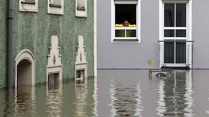 Earth Changes 2013 - Daily Updates - Page 2 Hi-europe-flood-passau