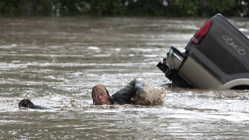 Calgary flooding could force up to 100,000 from homes Hi-calgary-flooding-swimming-cat