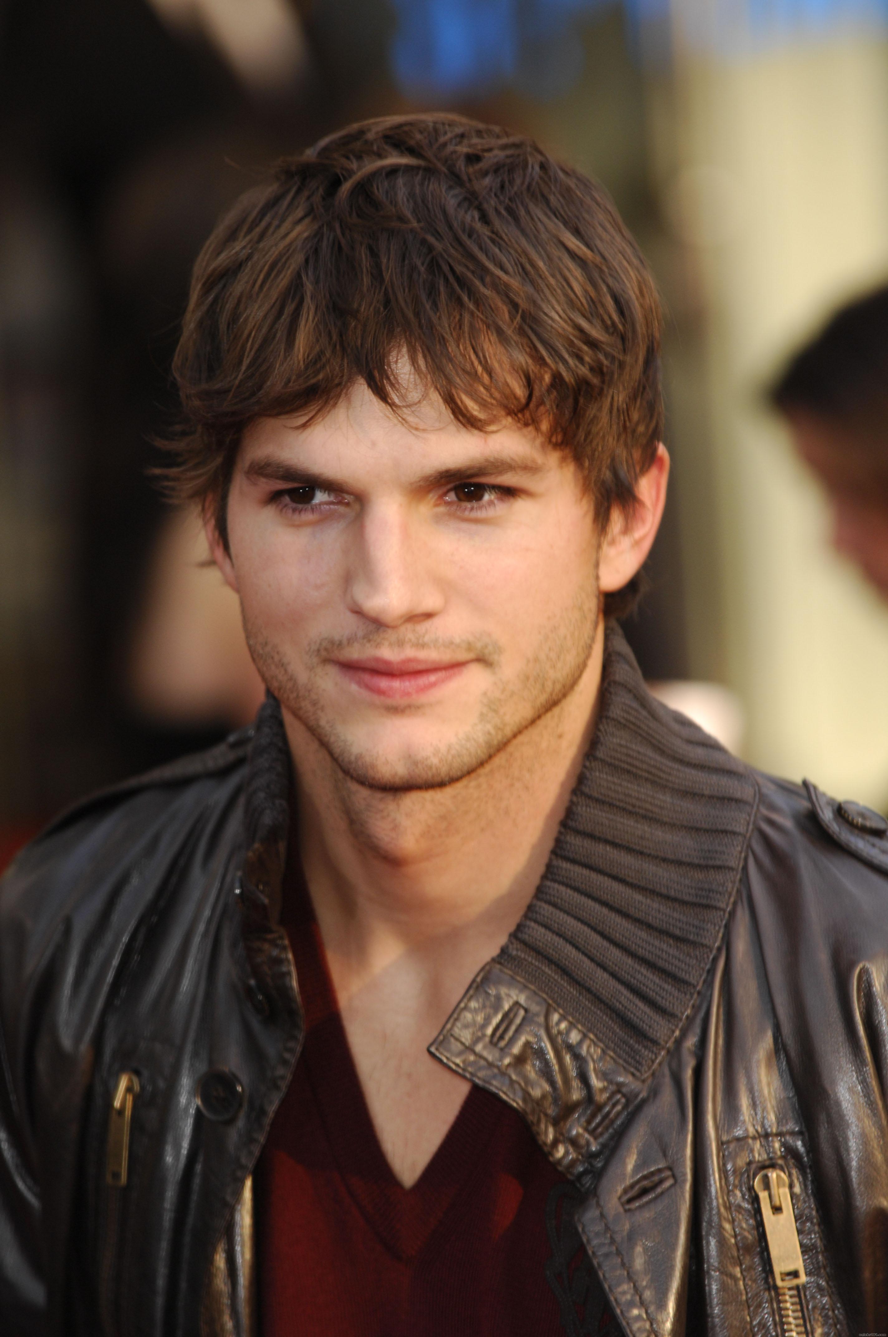 Regarde une feuille de personnage Ashton_Kutcher_76