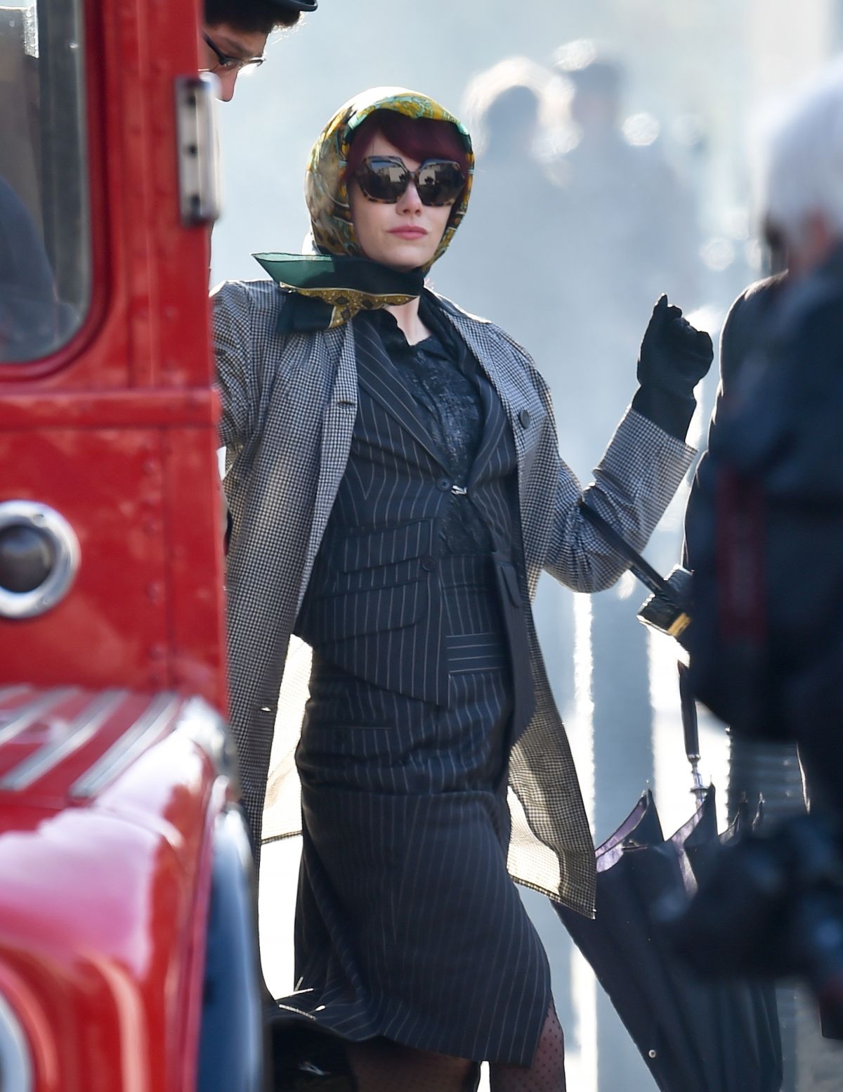 Cruella [Disney - 2021] - Page 6 Emma-stone-on-the-set-of-cruella-in-london-1