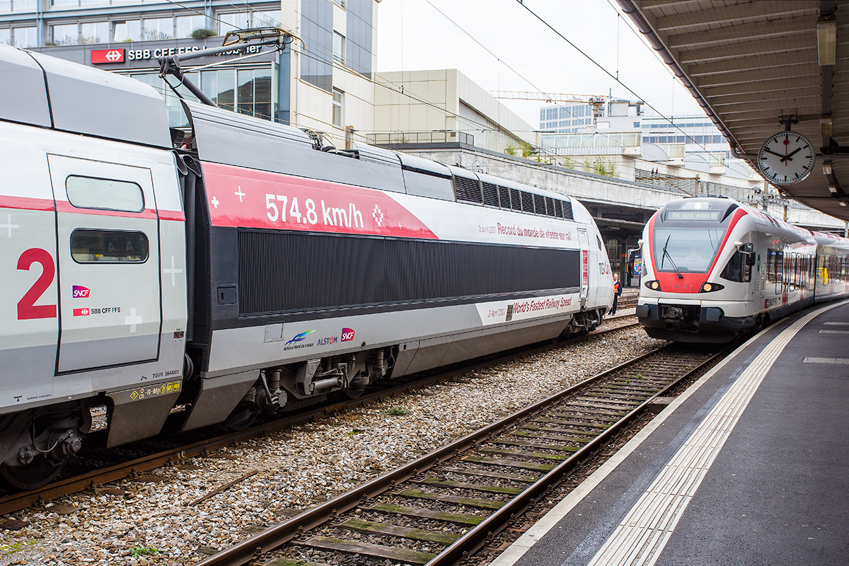 Le TGV du record mondial relooké 131008_TGV_Lyria_Lausanne_H