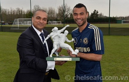 Ashley Cole nhận giải thưởng danh dự từ PFA  2013-04-06.10.48.57-cole100