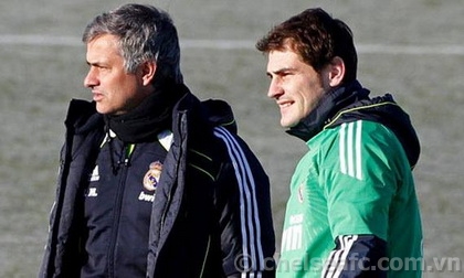 Mourinho đã nói gì trong buổi họp báo đầu tiên?  2013-06-11.01.39.06-mourinhogtcasillas