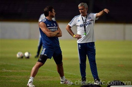 Jose Mourinho: Áp lực vô hình  2013-07-25.05.09.56-lampardmourinho