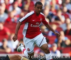 Chelsea giành "pole" trong vụ cạnh tranh Walcott  1011_walcott