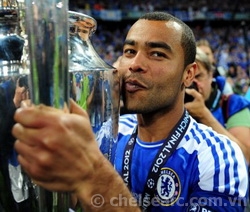 Cole phủ nhận tin đồn đòi lương 200 nghìn bảng/tuần Ashley-Cole