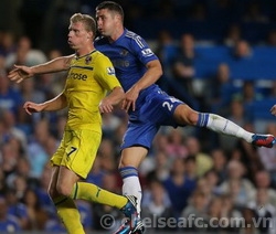 Gary Cahill đón thành viên mới trong gia đình!  Cahill-reading-re