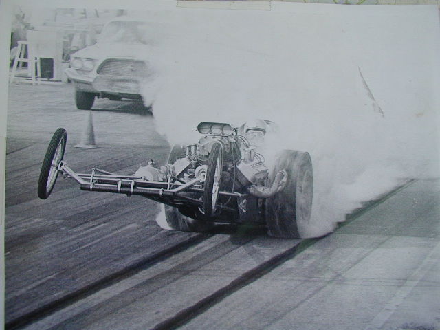 3) LES DRAGSTERS "Photos en mode WHEELINGS", (82 Photos). 015