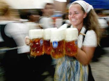 un mot , un geste.... Xinsrc_cb51840fece211d7810d0010b5d28995_beer-girl